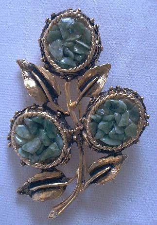 VINTAGE FLORAL BRUSHED GOLD & CHIP JADE STYLE BROOCH