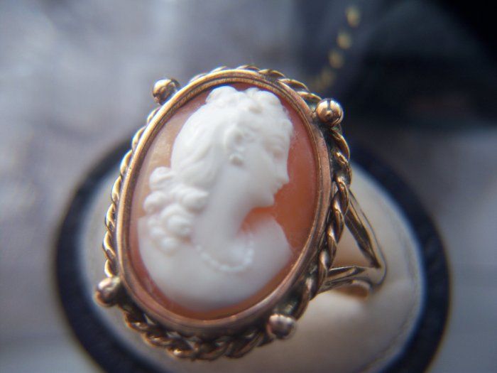 Victorian Gold High Relief Shell Portrait Cameo Ring. (Click photo for Euro price).