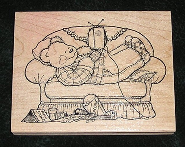 Rubber Stamp Mounted On Wood Relaxing Bear With TV And Snacks By Darcies Z2041