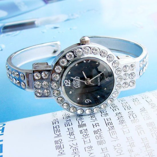 Brand 'LIYING'Charming fashion bracelet watch with diamond