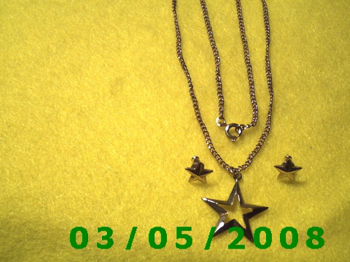 17 1/2" Gold Necklace w/Star, Matching pierced Earrings (025)