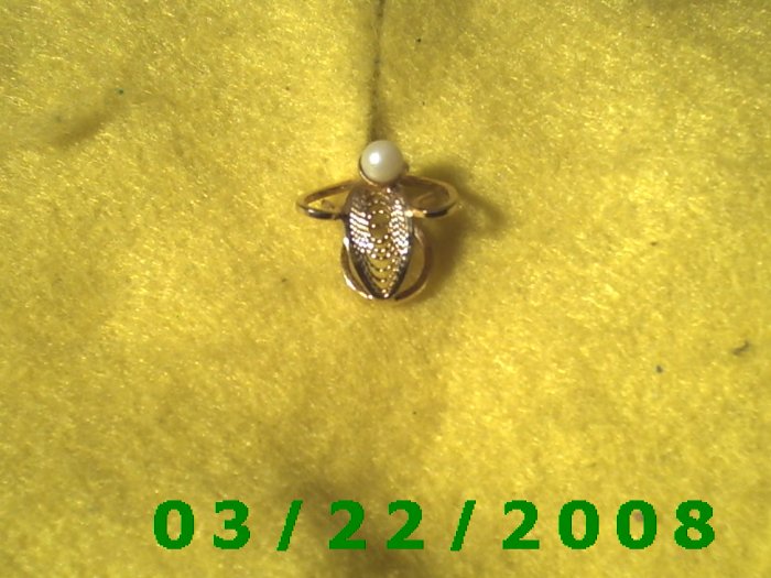 1/2" Gold Charm w/pearl (R025)