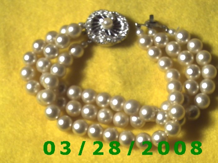 7 3/4" Pearl Bracelet w/rhinestones Japan (047)