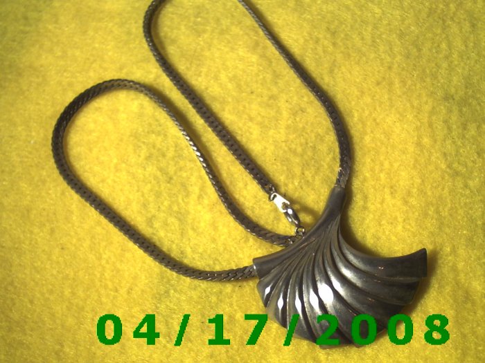 Silver Necklace w/Pendalum E3018