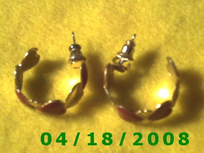 Gold Hoop Pierced Earrings w/Hearts Q3019