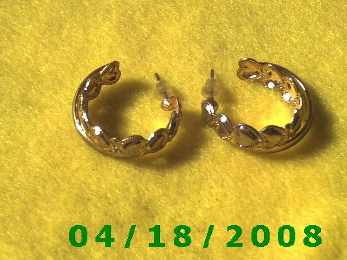 Gold Hoop Pierced Earrings w/Hearts Q3021