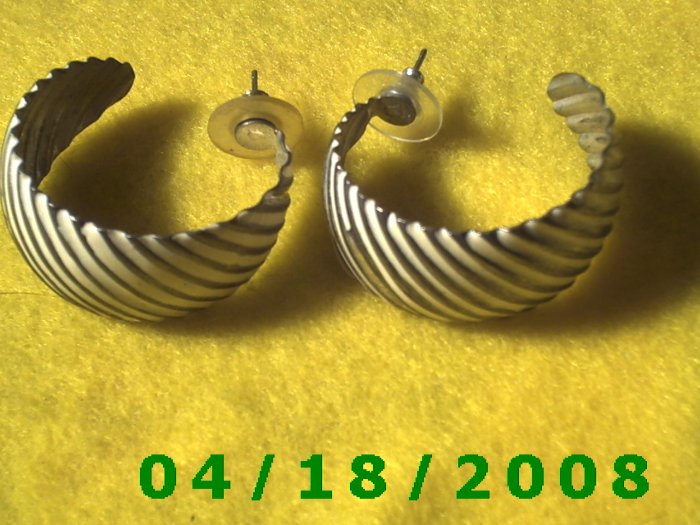 Silver Hoop Pierced Earrings Q3035