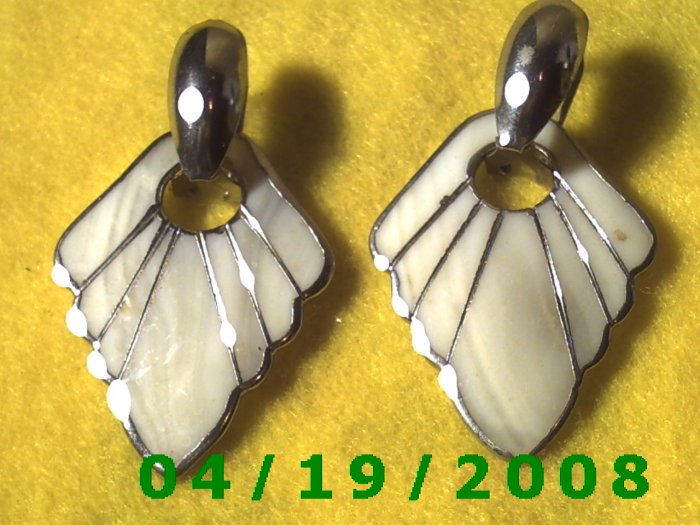 Gold Pierced Earring w/Shell Q3050
