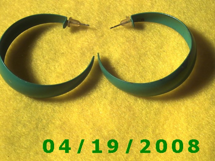 Green Hoop Pierced Earrings Q3056