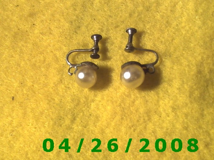 Pearl Screwback Earrings 094