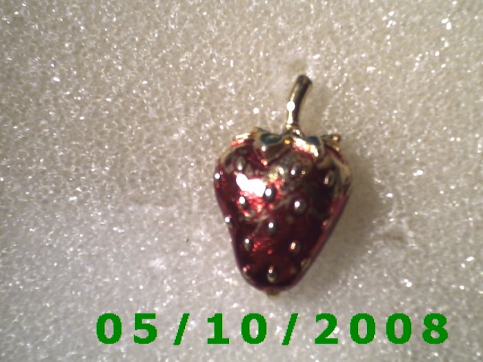 Strawberry Pin (099)