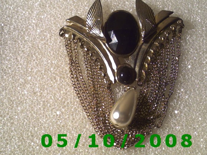 Gold Brooch w/dark red stones n Pearl tear drop (095)
