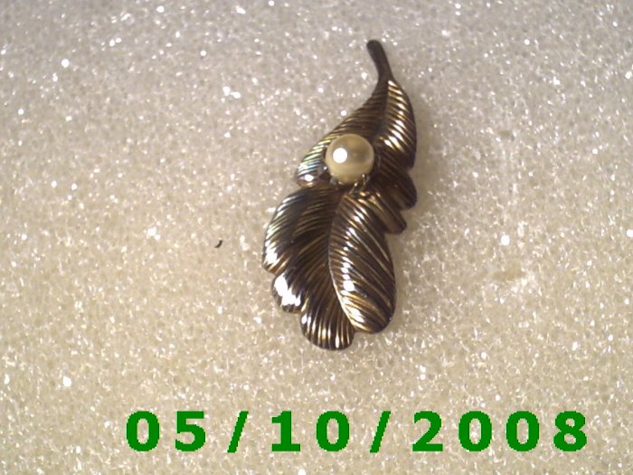 Gold Leaf w/Pearl Pin A077