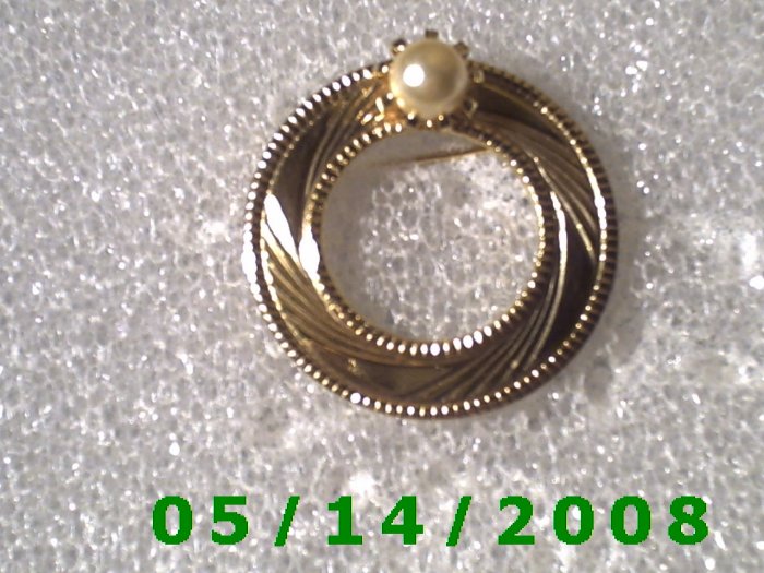 1 1/4" Gold w/Pearl Pin.............. B057