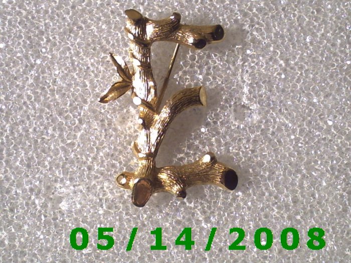 Gold Letter E Pin Signed Sarah Cov B012