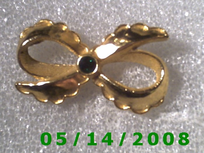 Gold Bow w/Emerald B004