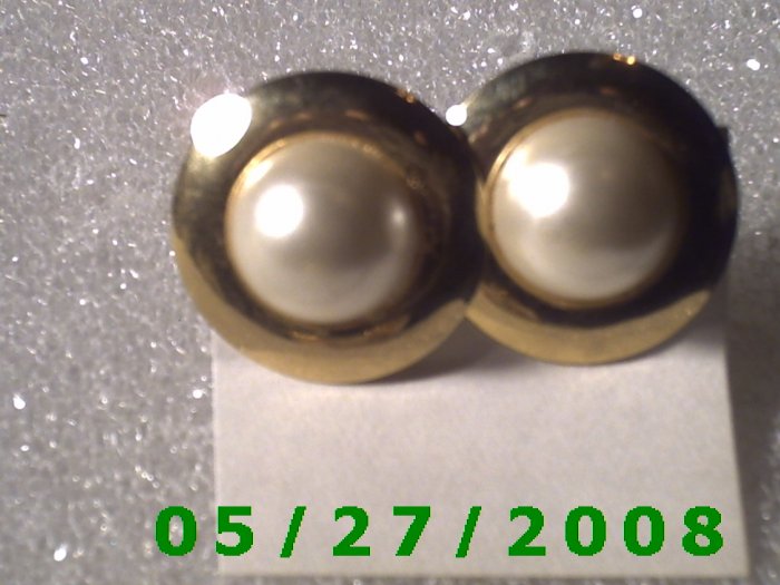 Gold w/Pearl Clip On Earrings D023 1004
