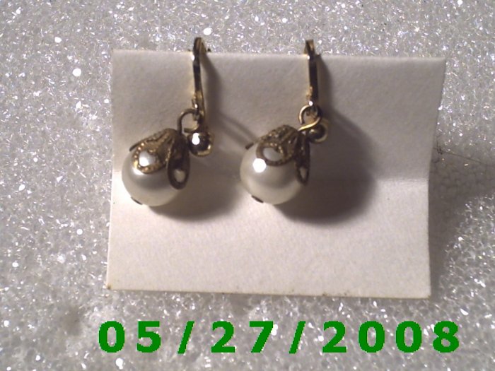 Gold w/Pearl Clip On Earrings D024 1005
