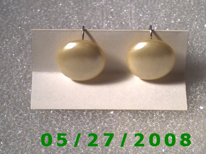 Ivory Buttons w/screw back Earrings D027