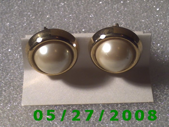 Gold n White Screw Back Earrings D028