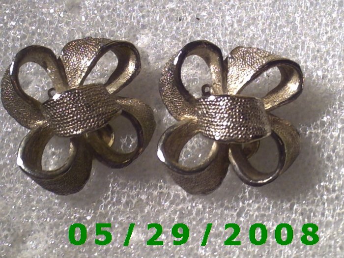 Silver Bows Clip On Earrings D051
