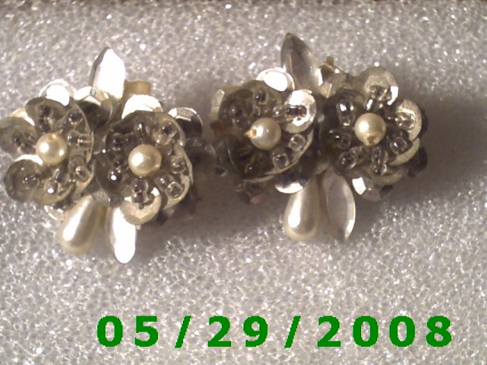 Silver Flowers Clip On D065