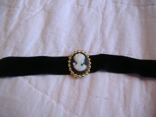 CAMEO ON VELVET NECKLACE