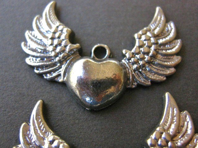 Findings Winged Heart Charms 28x36mm Gunmetal Finish