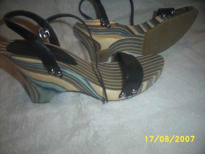 Womens Size 9 Chiese Laundry Gently Used