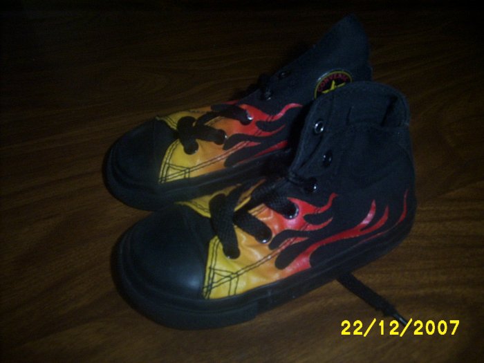 Kids Converse size 7 New Flames High Tops small kid