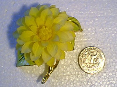 Goldtone & Enamel Yellow Flower Pin w Strange Petals