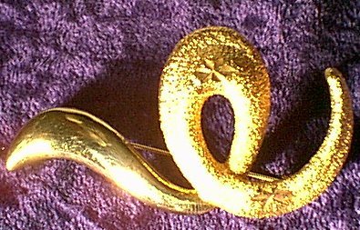 Golden Swirl Pin Shiny & Matte Diamond Cut Flowers