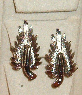 Vintage Leaf or Feather Motif Clip On Earrings Silvery Pewter Color Exc Cond