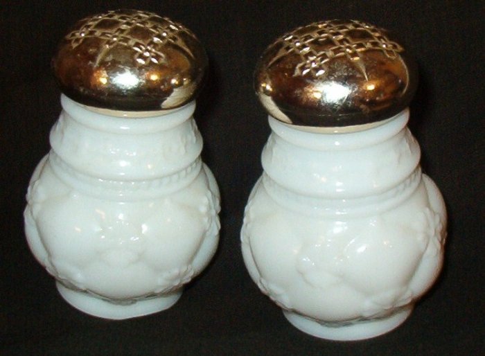 Two Avon 1972 Powder Sachet Jars Field Flowers and Moonwind