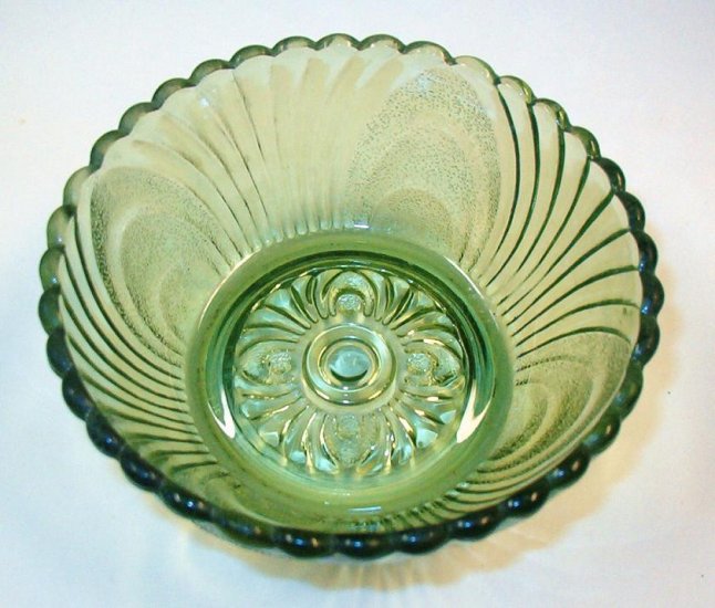 Green Glass Berry Bowl Swirl and Ribbed Design Vintage in Exc Condition