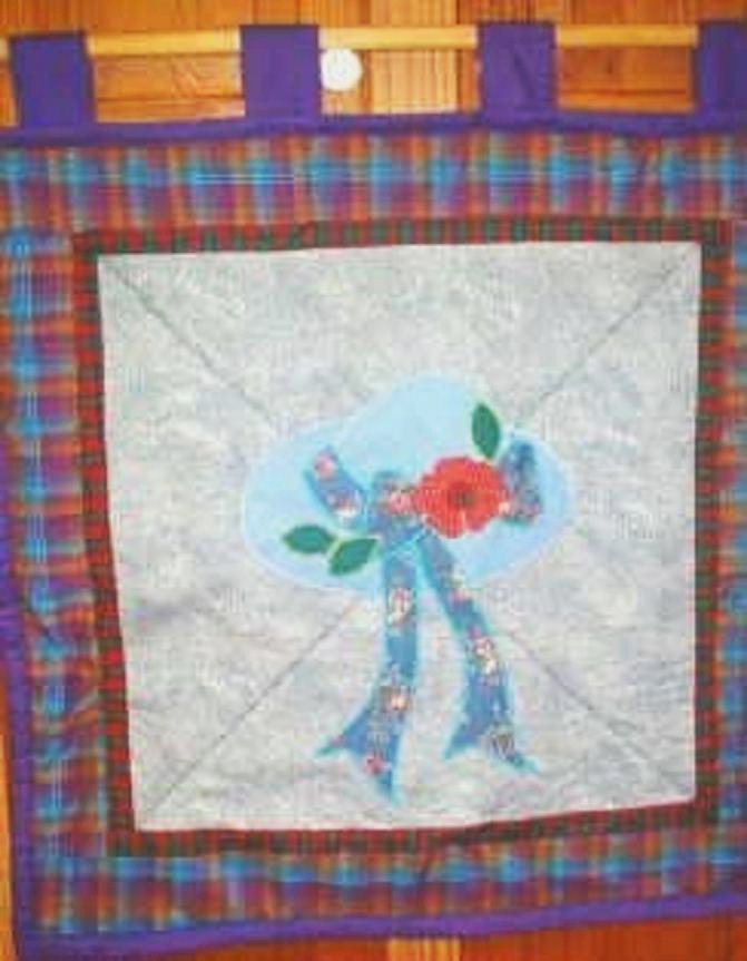 Quilted Wall Window Treatment Poppy Motif 26 x 26 New