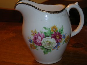 ANTIQUE ROYAL SWAN CREAMER WARRENTED 22 K GOLD ENGLAND