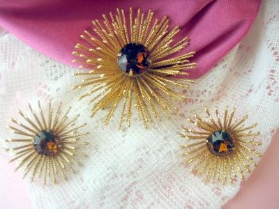 GOLDEN MUM by Sarah Coventry demi set pin earrings