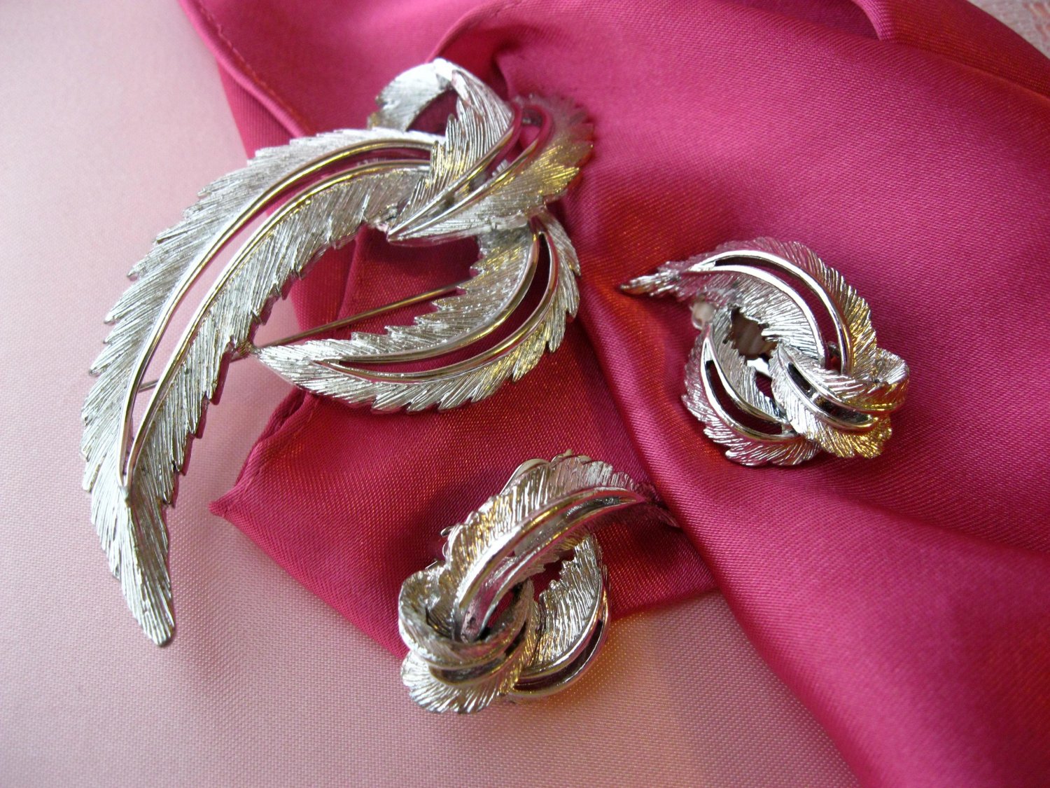 sarah-coventry-feathered-fashion-demi-vintage-jewelry