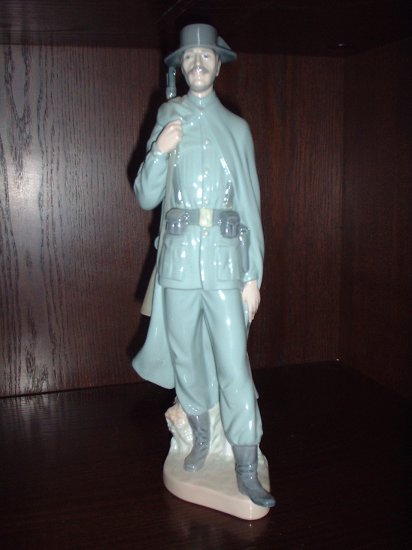 Lladro -- Spanish Policeman 4889 Guardia Civil