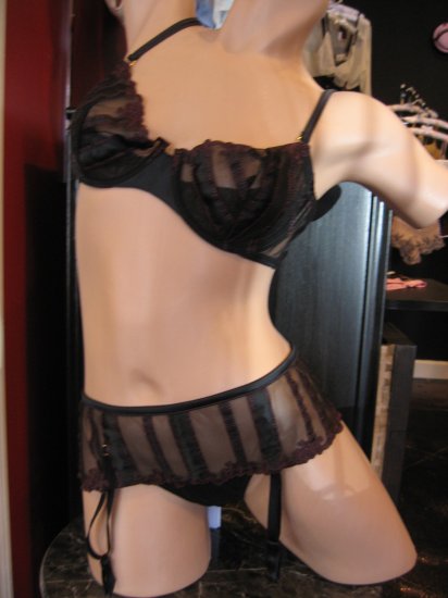 Argentovivo bra and garter thong boyshorts.