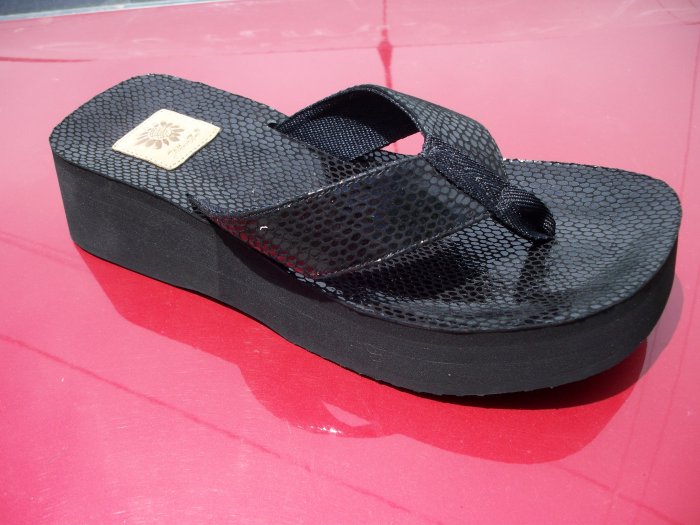 Buttery, Black Flip Flop from Yellow Box, Size 7.5