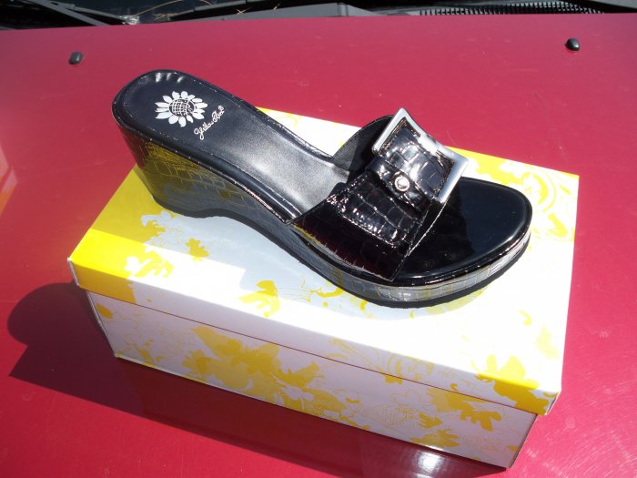 Brenda Slide from Yellow Box, Size 8