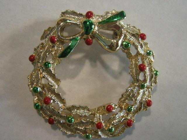Openwork prettiest Holly Berry Christmas Wreath pin Signed