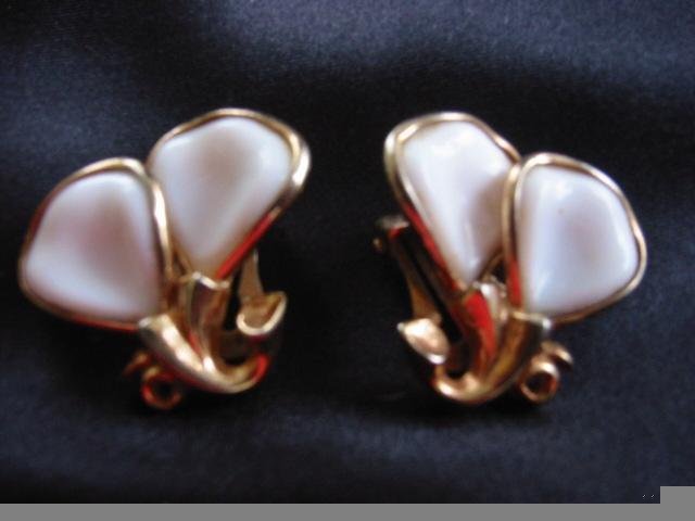 Precious ~ Porcelain Petals crown Trifari Dainty Clip Earrings