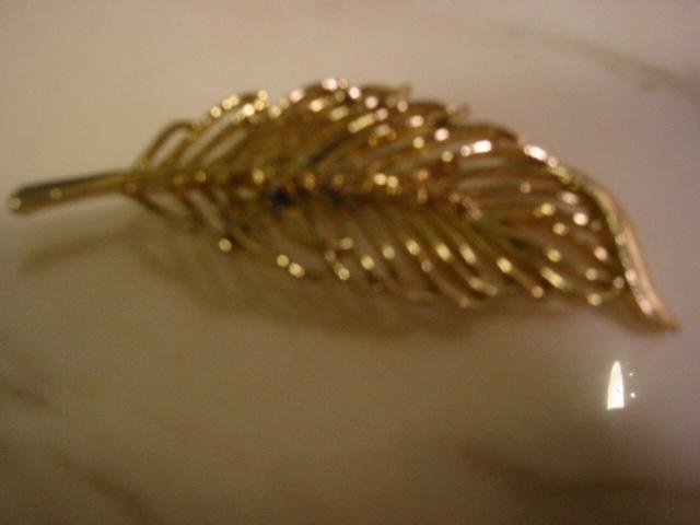 Vintage Swirled gold tone openwork Feather pin brooch