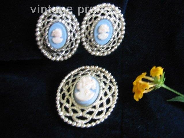 Beautiful Filigree~ Blue Cameo ~Silver tone Sarah Coventry pin clip earrings