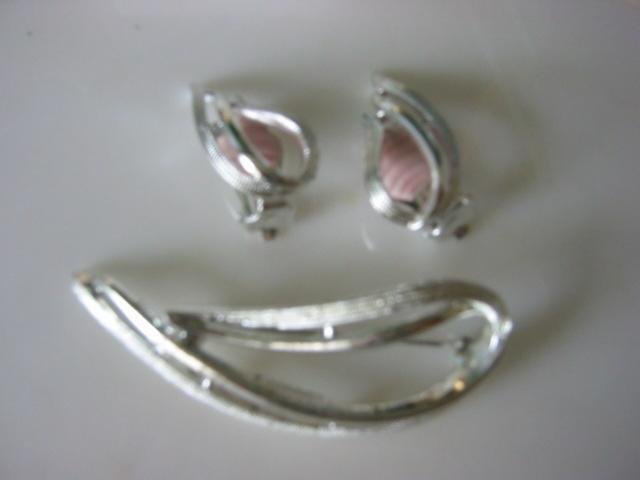 Sarah Coventry ~ "Stunning" Demi Parure Pin & Clip Earrings set