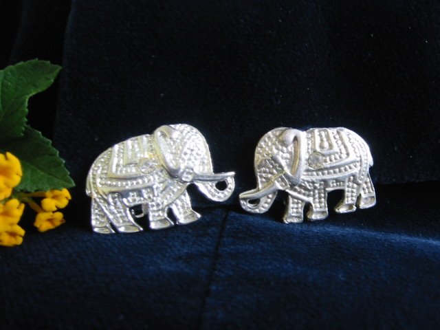 Vintage ~ Detailed ~ Rhinestone silver-tone Elephant clip earrings
