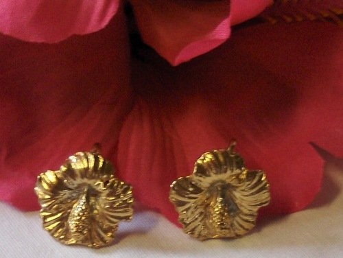 Vintage Hawaiian hibiscus earrings clip carved flower